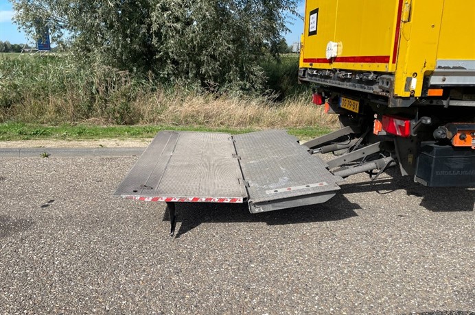 47762208-9