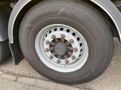 48550976-10