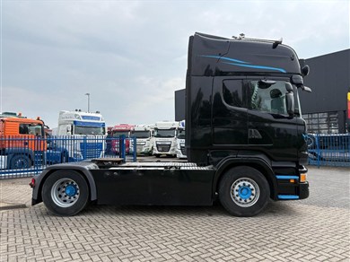 53215376-8