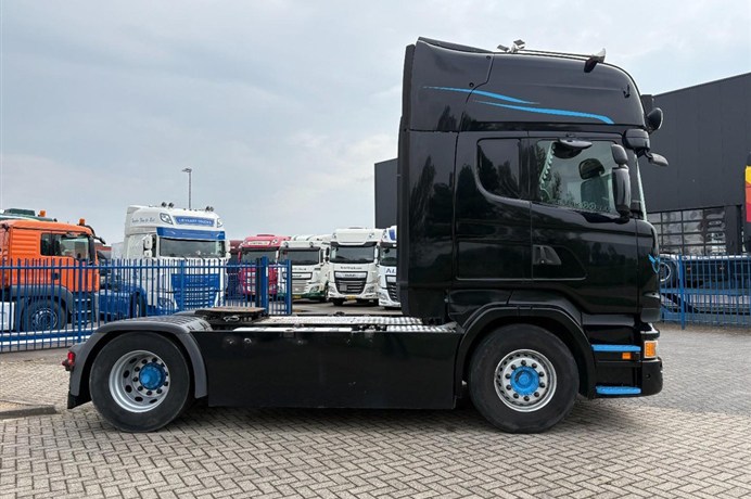 53215376-8
