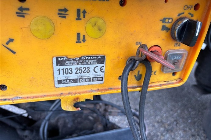 53637684-8